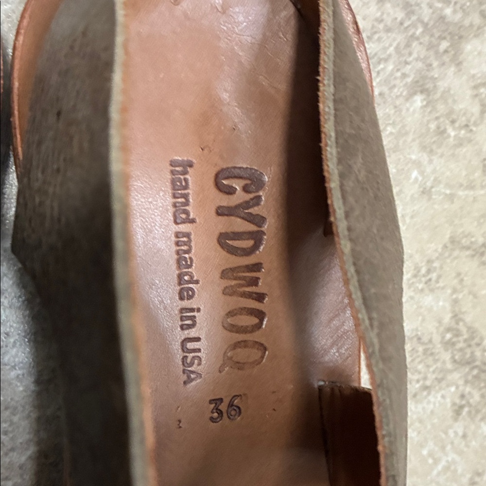 Gyduoo Olive and Tan Leather Toe-Loop Sandals for Women - Picture 2 of 8